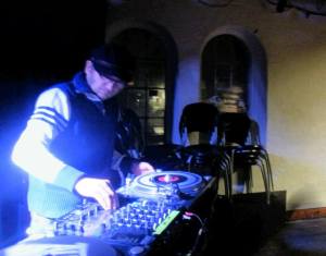 Dj Undertaker busting the decks